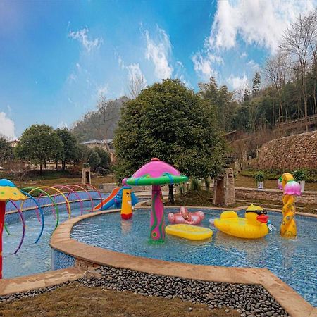 Howard Johnson Huashuiwan Hot Springs Resort Чэнду Экстерьер фото