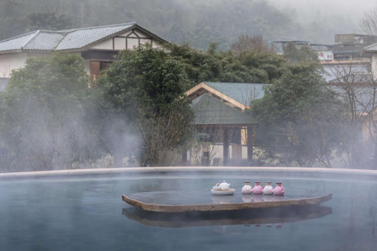Howard Johnson Huashuiwan Hot Springs Resort Чэнду Экстерьер фото