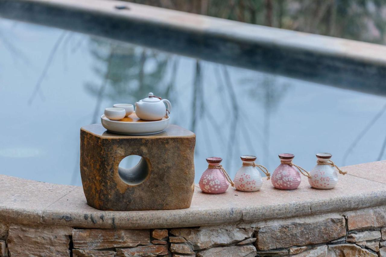 Howard Johnson Huashuiwan Hot Springs Resort Чэнду Экстерьер фото
