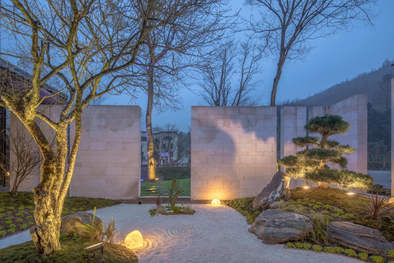 Howard Johnson Huashuiwan Hot Springs Resort Чэнду Экстерьер фото