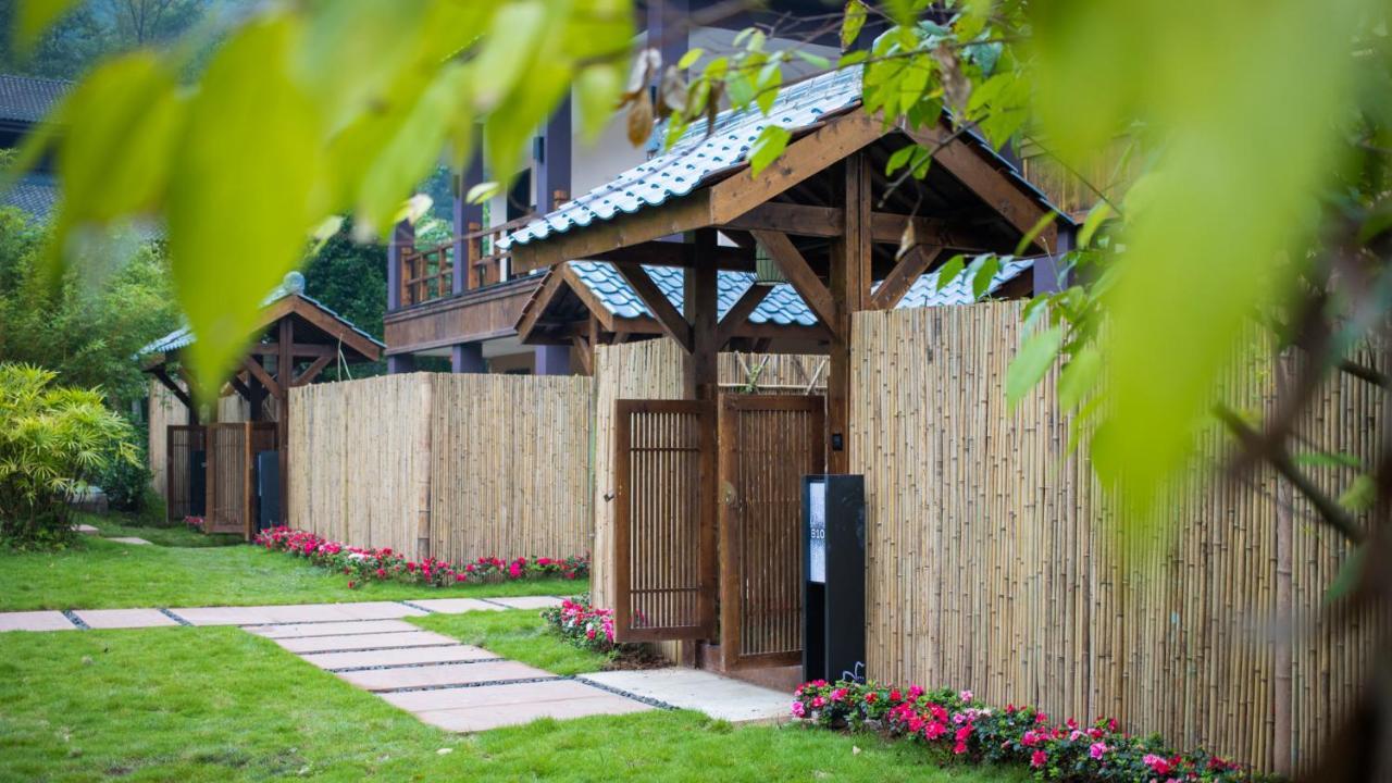 Howard Johnson Huashuiwan Hot Springs Resort Чэнду Экстерьер фото